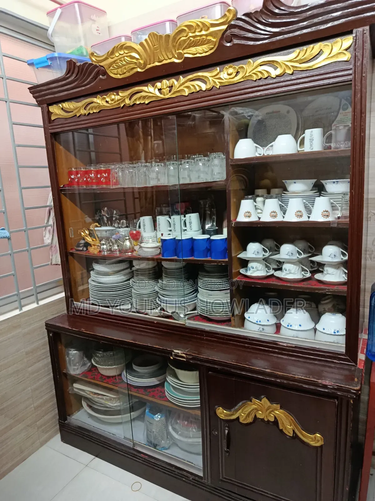 শিল করুই ডাবল পার্ট শোকেস