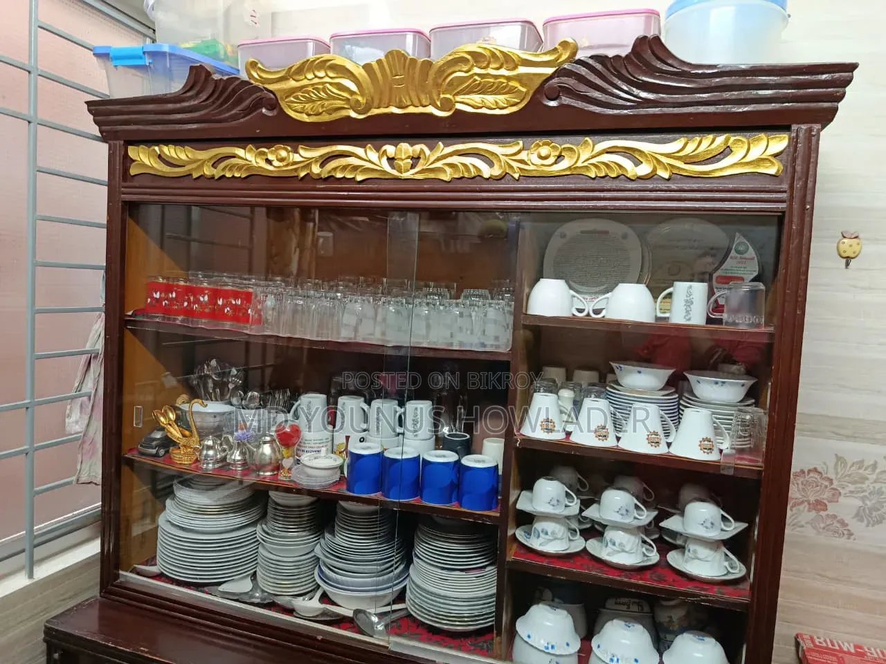 শিল করুই ডাবল পার্ট শোকেস