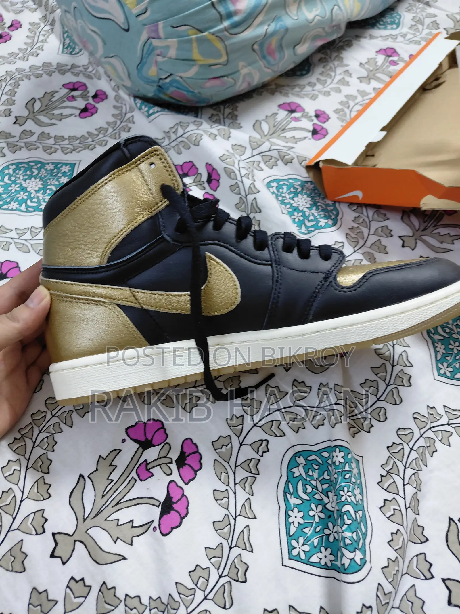Air Jordan 1 Retro High OG "Black Metallic Gold"