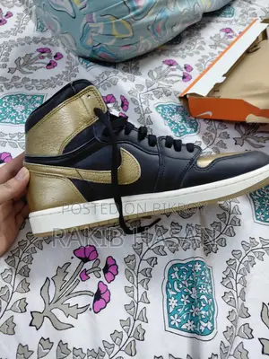 Air Jordan 1 Retro High OG "Black Metallic Gold"