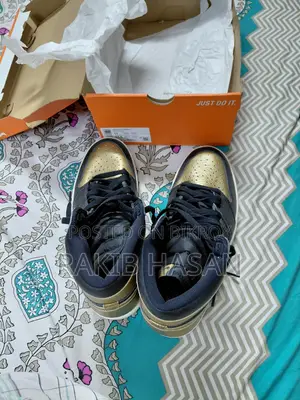 Air Jordan 1 Retro High OG "Black Metallic Gold"