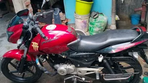 বাজাজ পালসার ১৫০ ২০১২ লাল