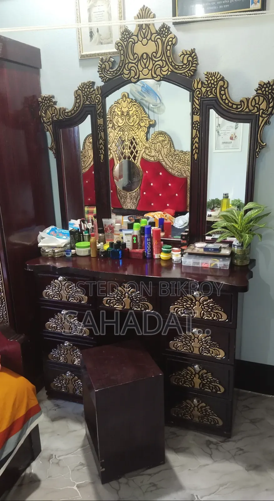 ডেসিন টেবিল বিক্রি করা হবে।