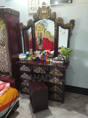ডেসিন টেবিল বিক্রি করা হবে।