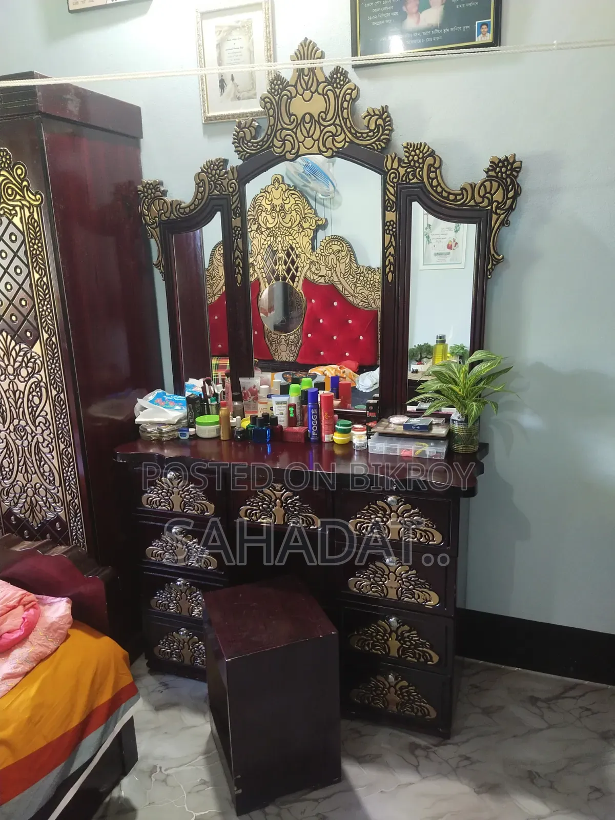 ডেসিন টেবিল বিক্রি করা হবে।