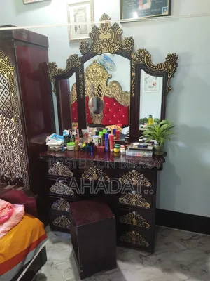 ডেসিন টেবিল বিক্রি করা হবে।