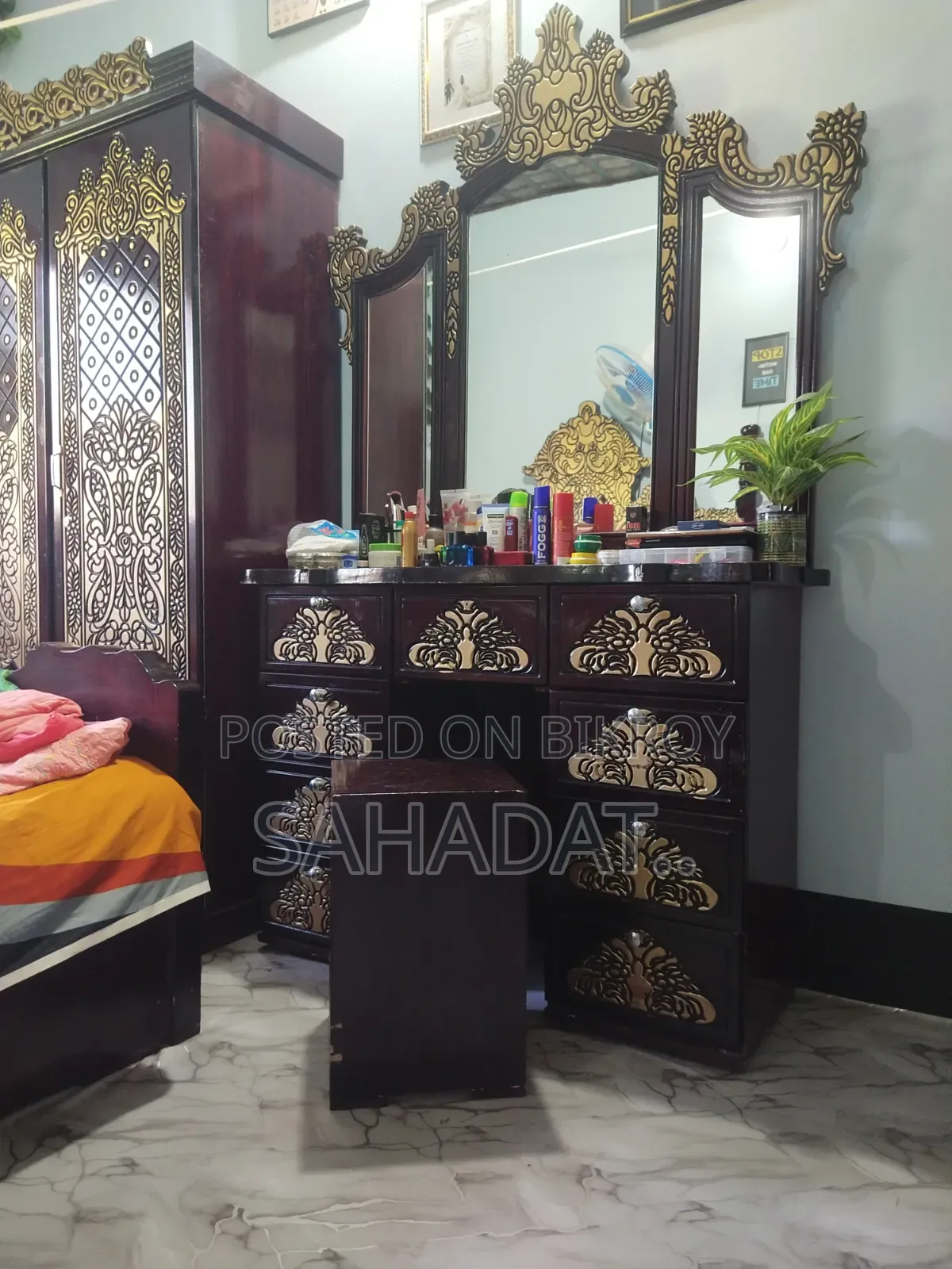 ডেসিন টেবিল বিক্রি করা হবে।