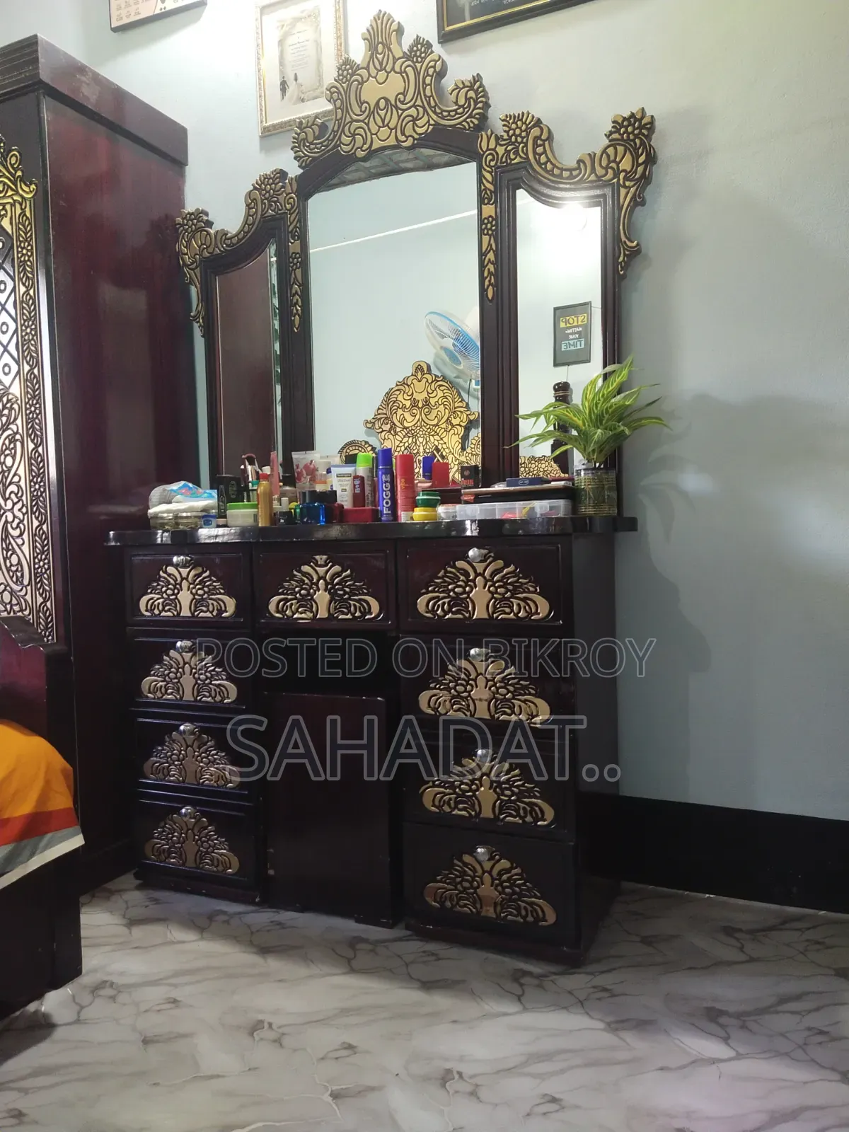 ডেসিন টেবিল বিক্রি করা হবে।
