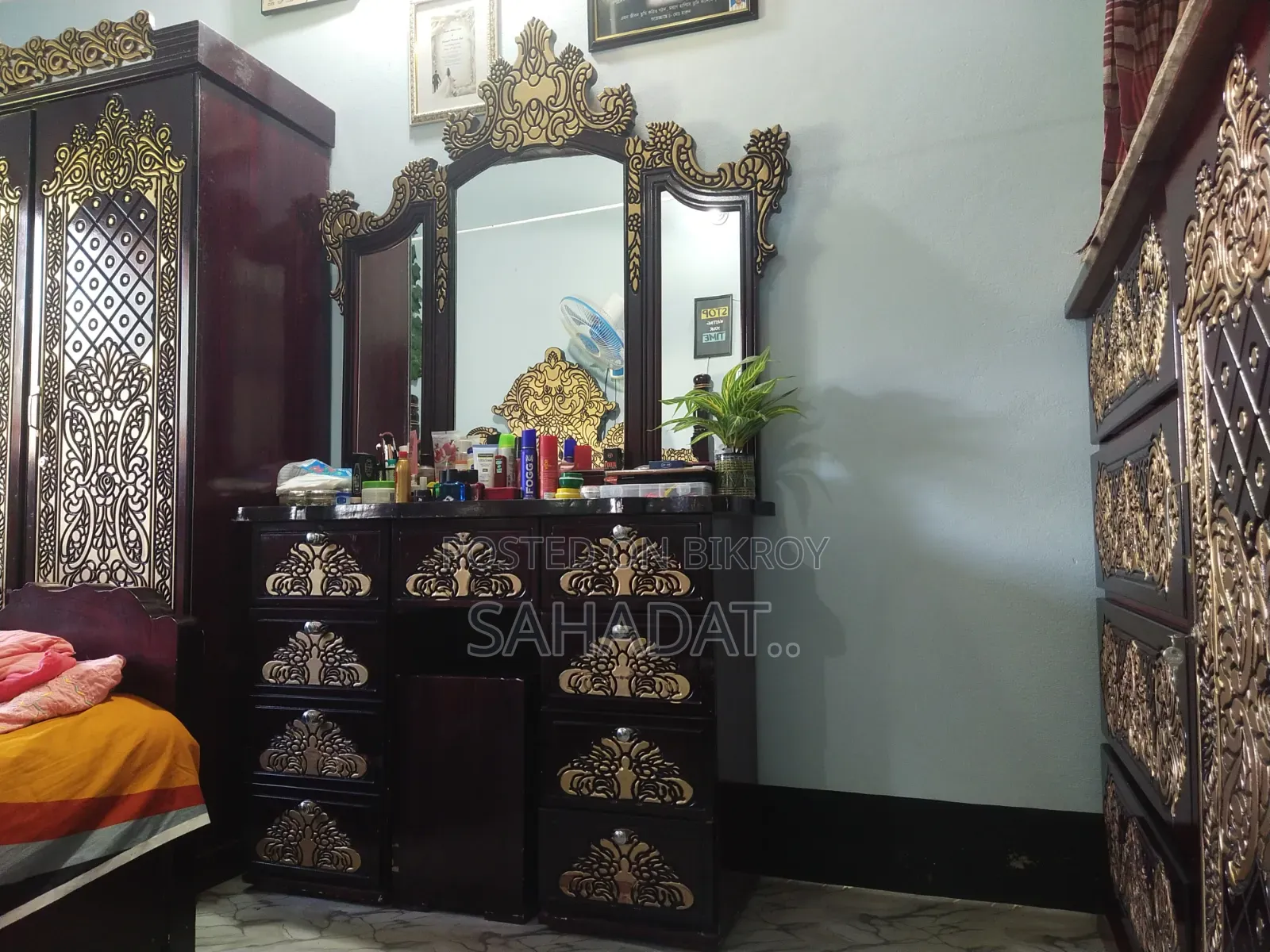 ডেসিন টেবিল বিক্রি করা হবে।