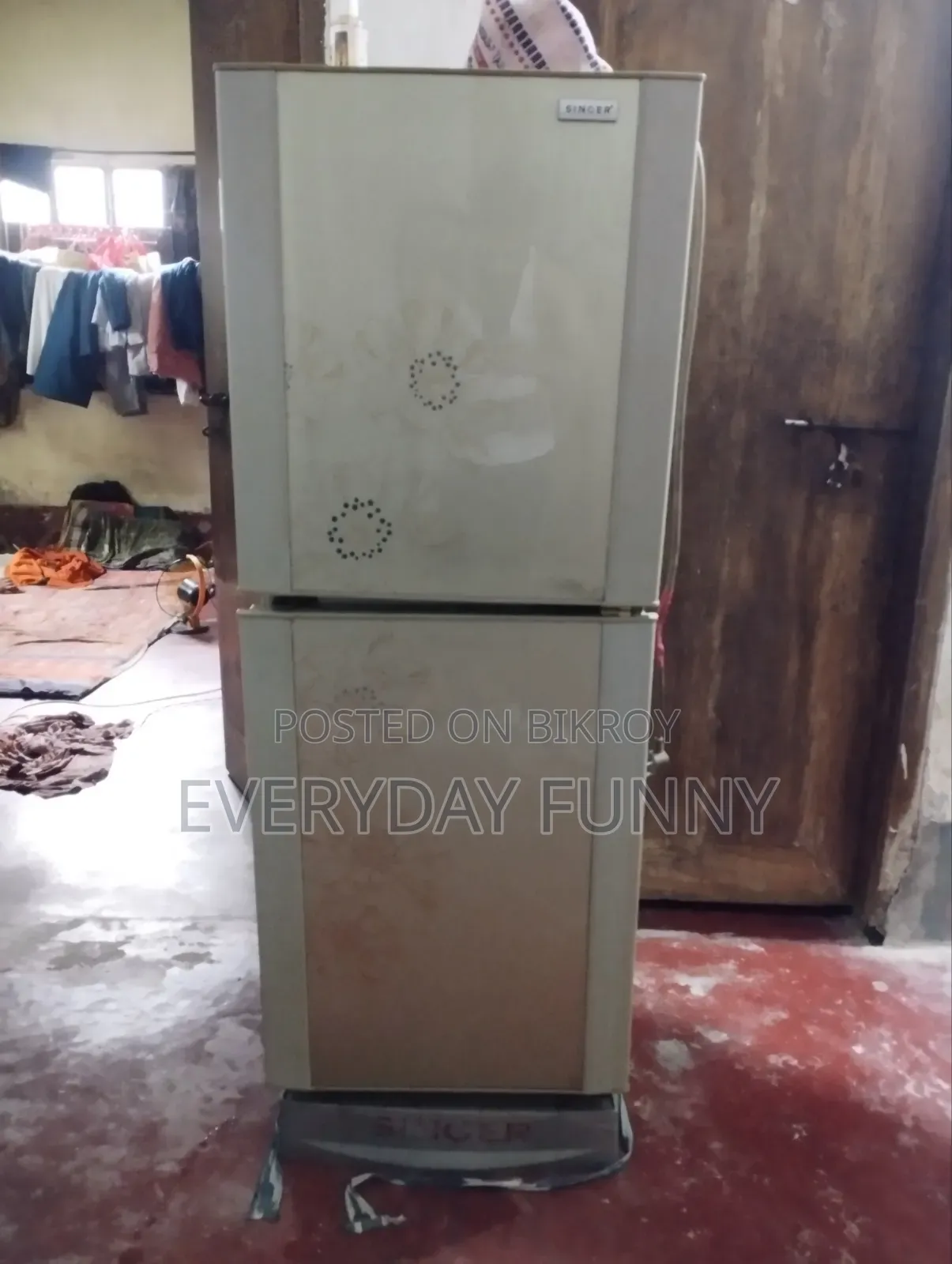 Selling a Singer Refrigerator, currently running, only the door has a slight gap