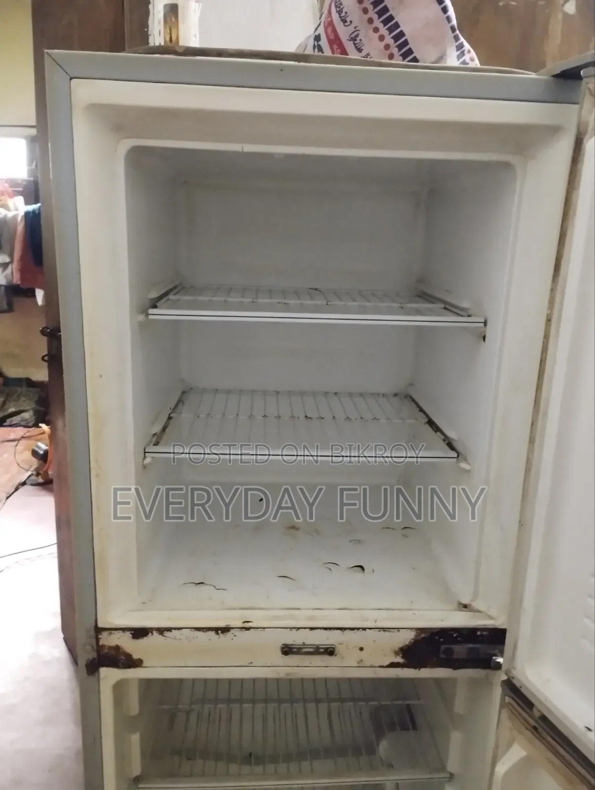 Selling a Singer Refrigerator, currently running, only the door has a slight gap