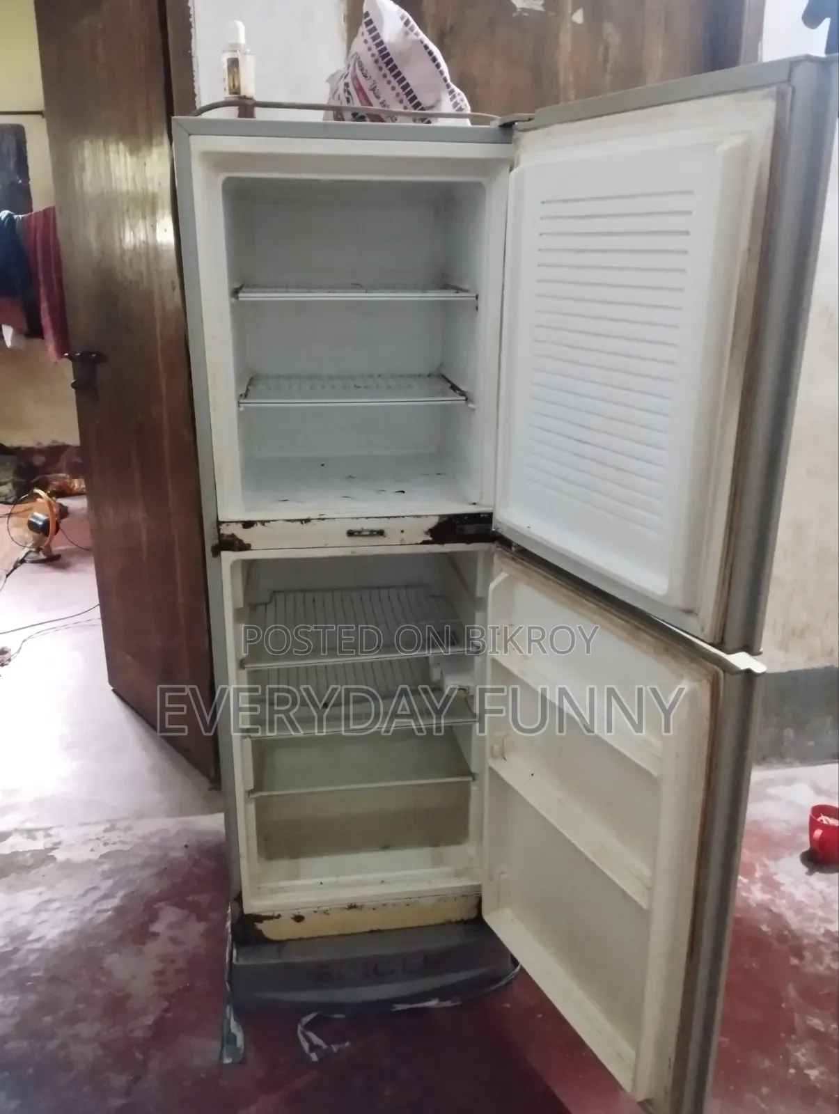 Selling a Singer Refrigerator, currently running, only the door has a slight gap