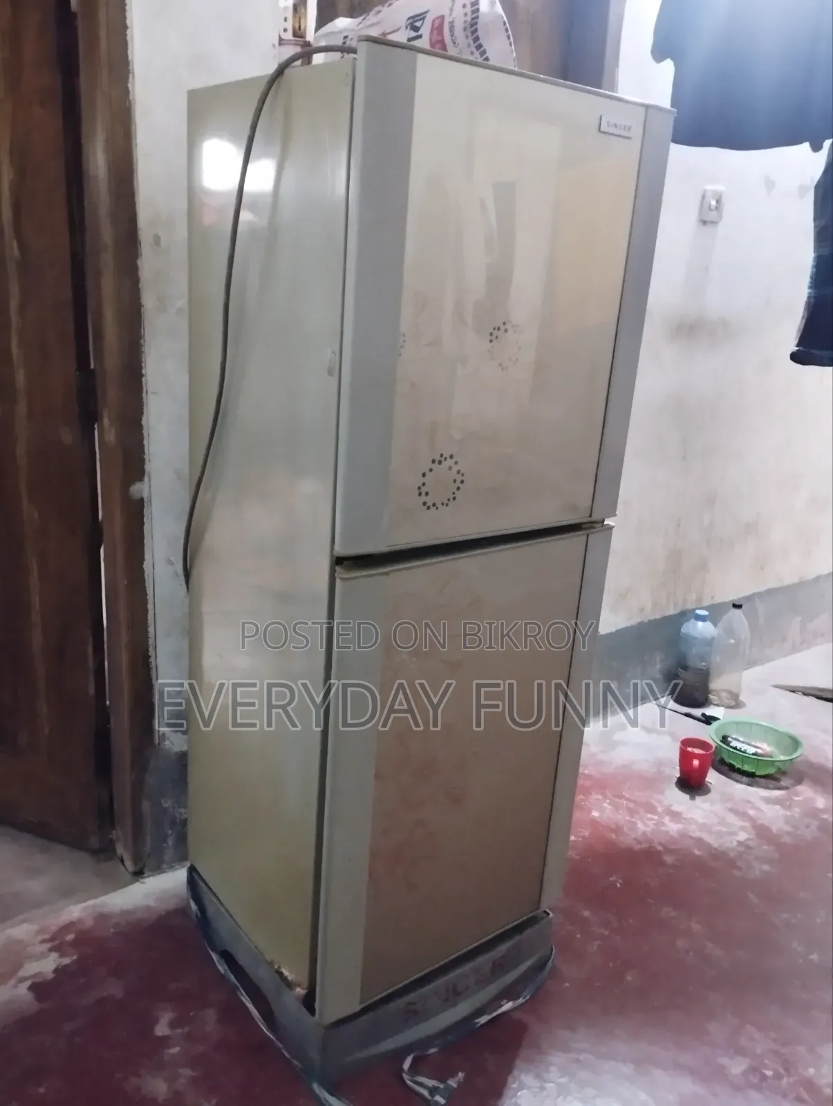 Selling a Singer Refrigerator, currently running, only the door has a slight gap