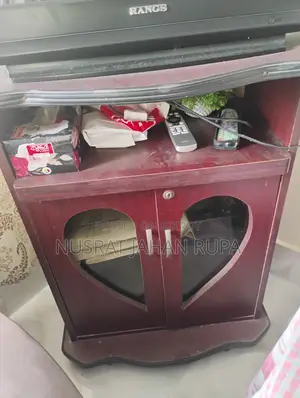 টিভি ট্রলিসহ টিভি(পুরোনো মডেলের বক্স টিভি)