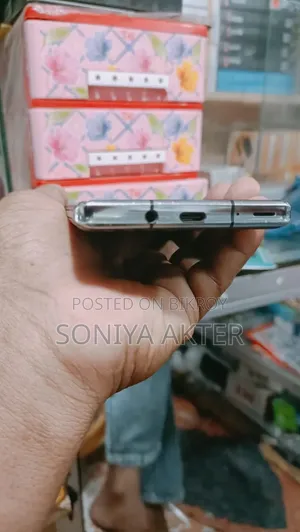 শার্প একুয়োস আর৭ ২৫৬ জিবি সিলভার