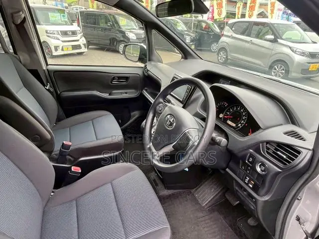 Toyota Noah 2021 Silver