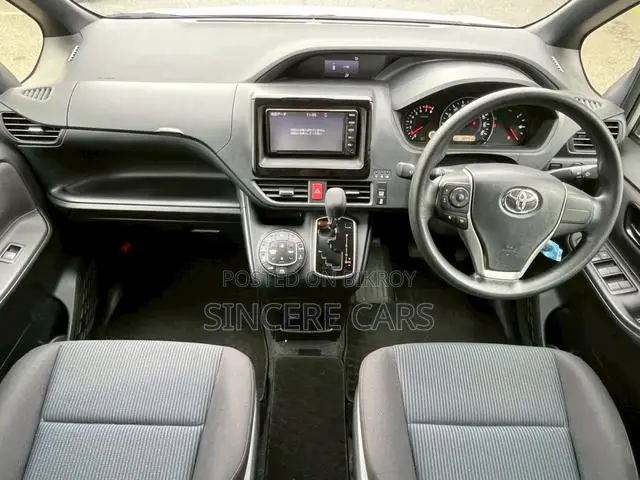 Toyota Noah 2021 Silver