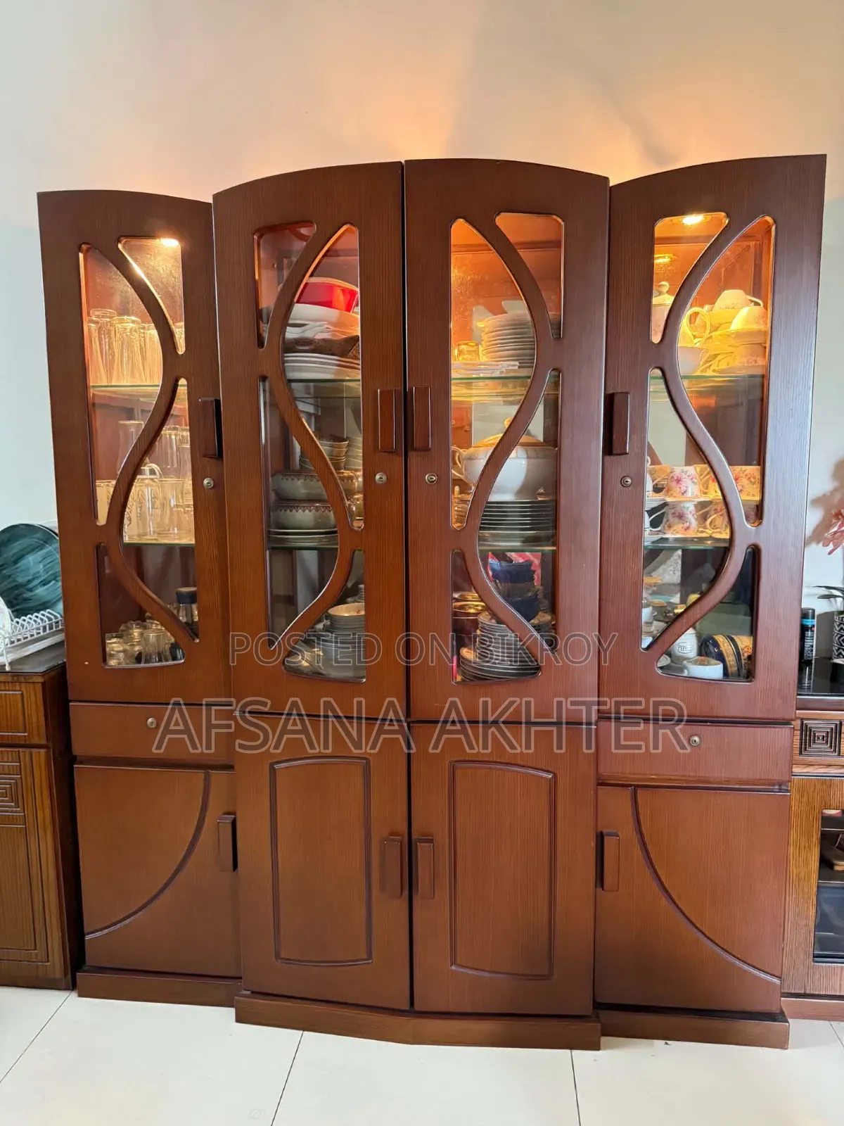 Premium Quality Showcase Made of Oak Board