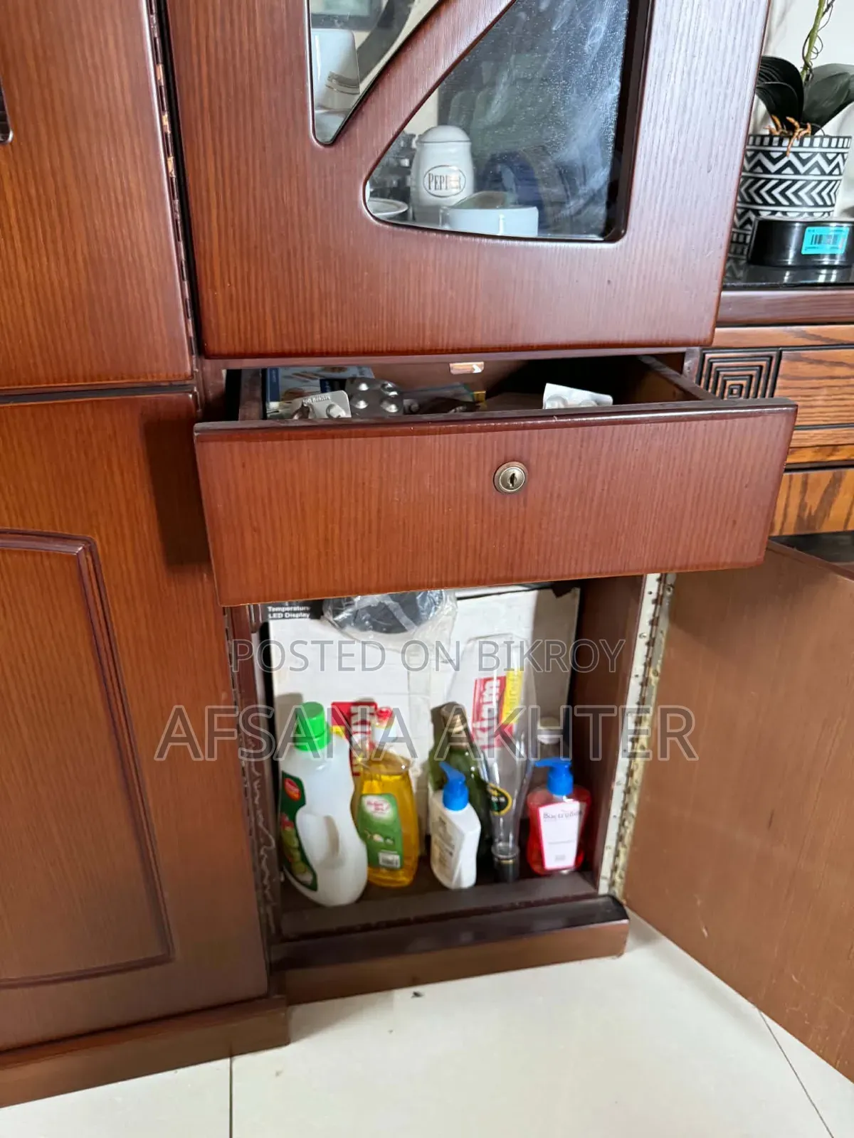 Premium Quality Showcase Made of Oak Board