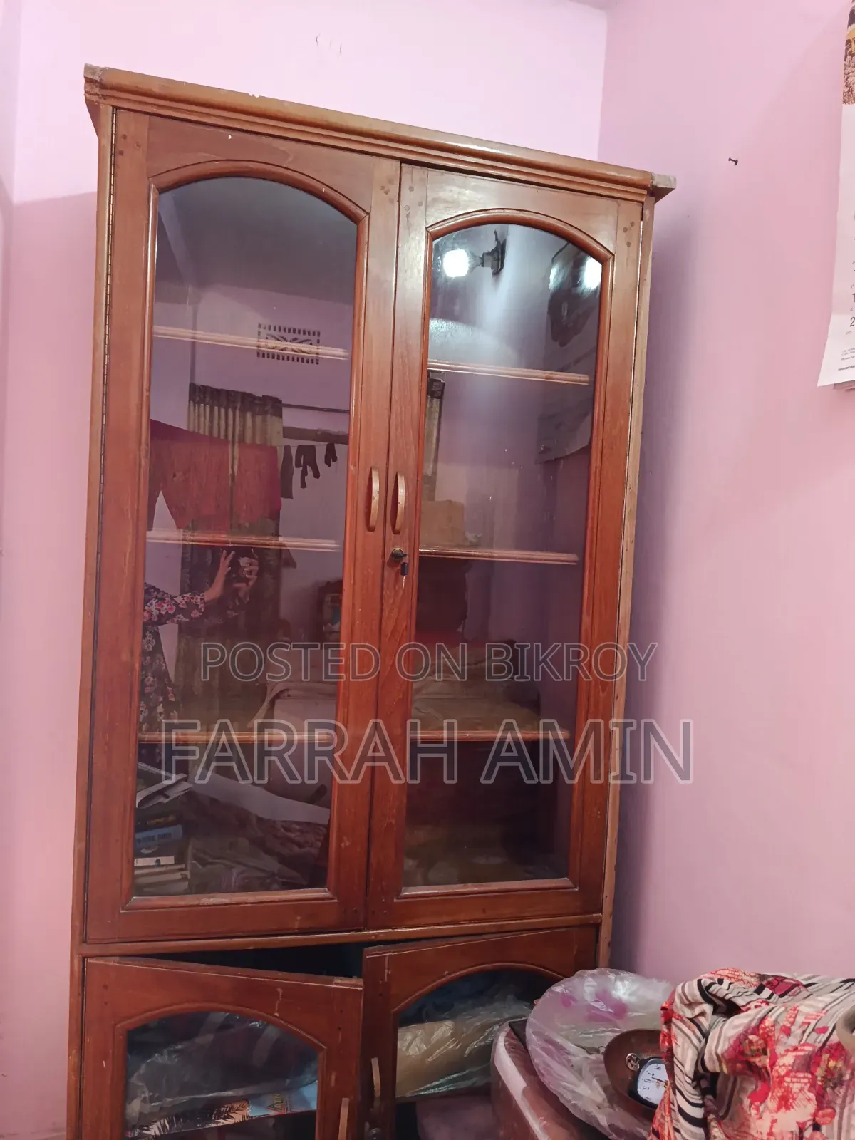 একটি বুকশেলফ বিক্রয় করা হবে