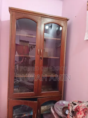 একটি বুকশেলফ বিক্রয় করা হবে
