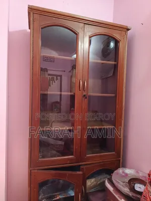 একটি বুকশেলফ বিক্রয় করা হবে