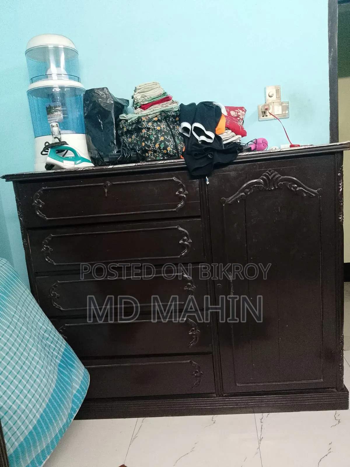 ওয়ার্ডরোব অনেক মজবুত