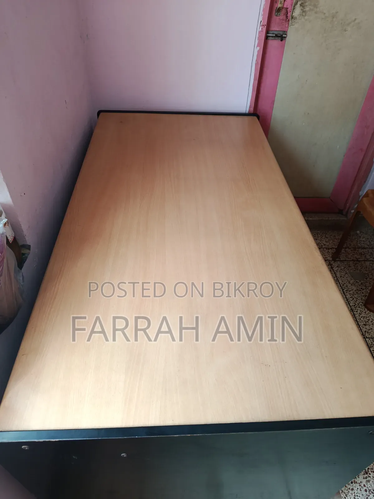 একটি অফিস ডেস্ক বিক্রয় করা হবে।