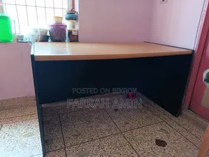একটি অফিস ডেস্ক বিক্রয় করা হবে।