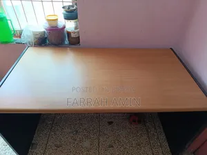 একটি অফিস ডেস্ক বিক্রয় করা হবে।