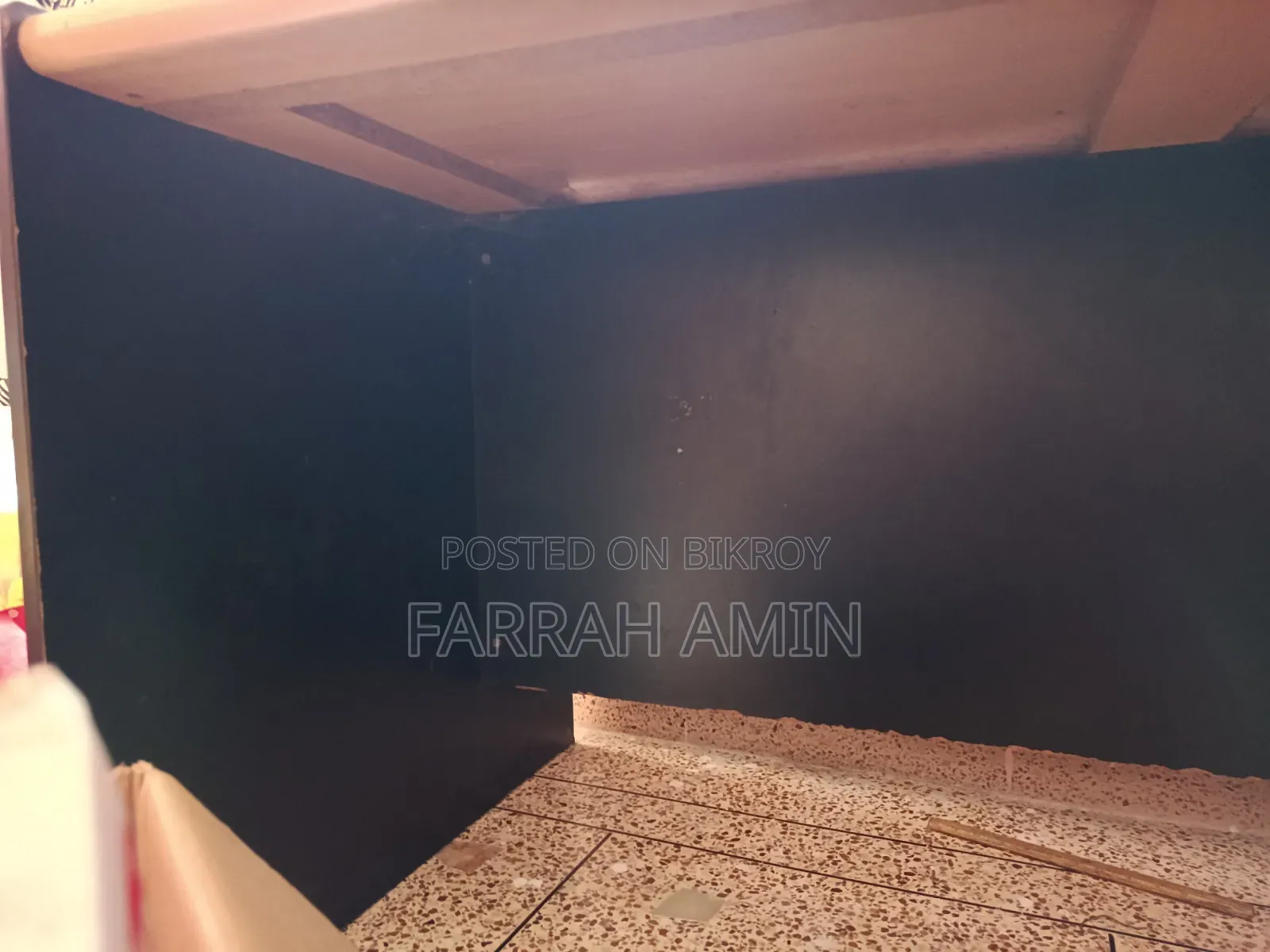 একটি অফিস ডেস্ক বিক্রয় করা হবে।