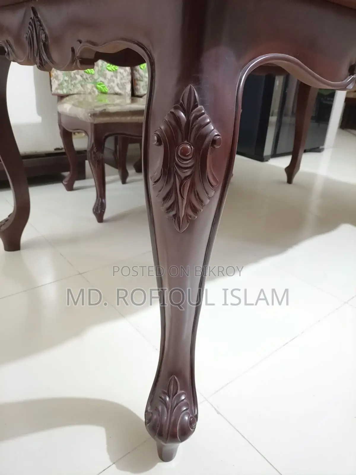 ডাইনিং টেবিল