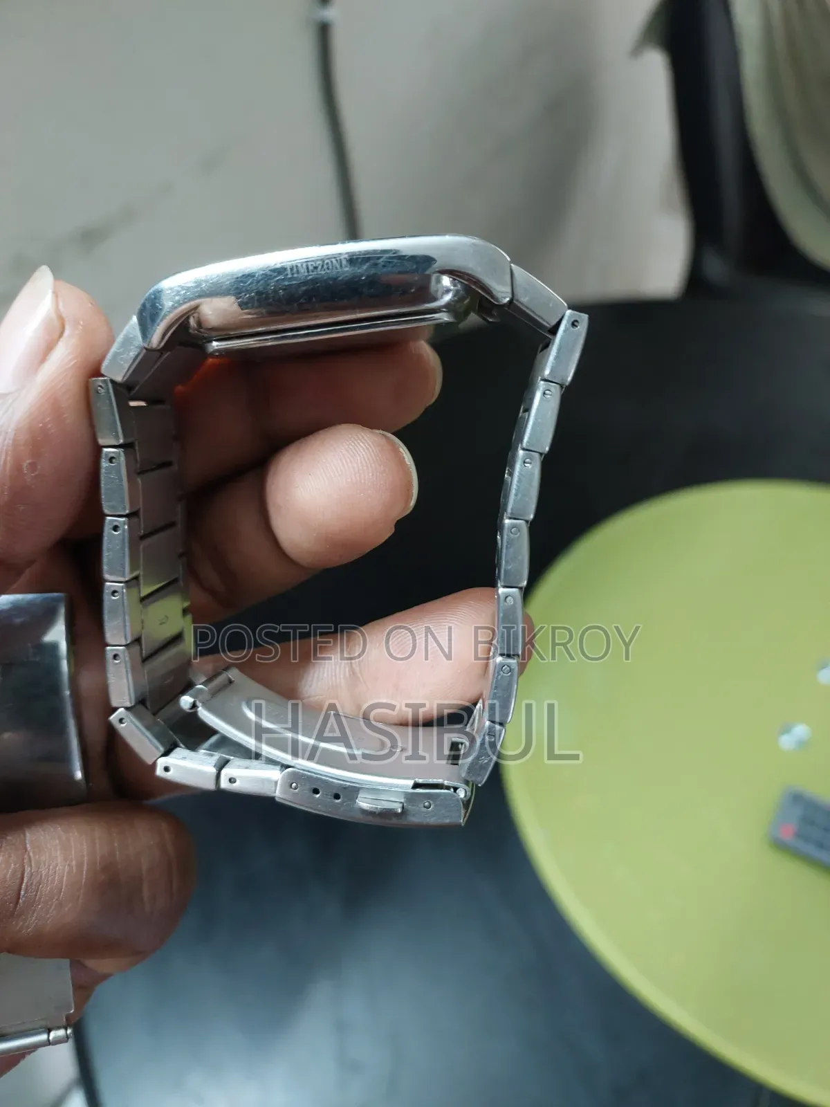 Time Zone Watch With Calendar and Date