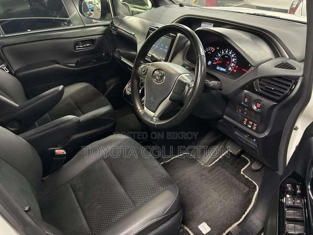 New Toyota Voxy 2021 Pearl