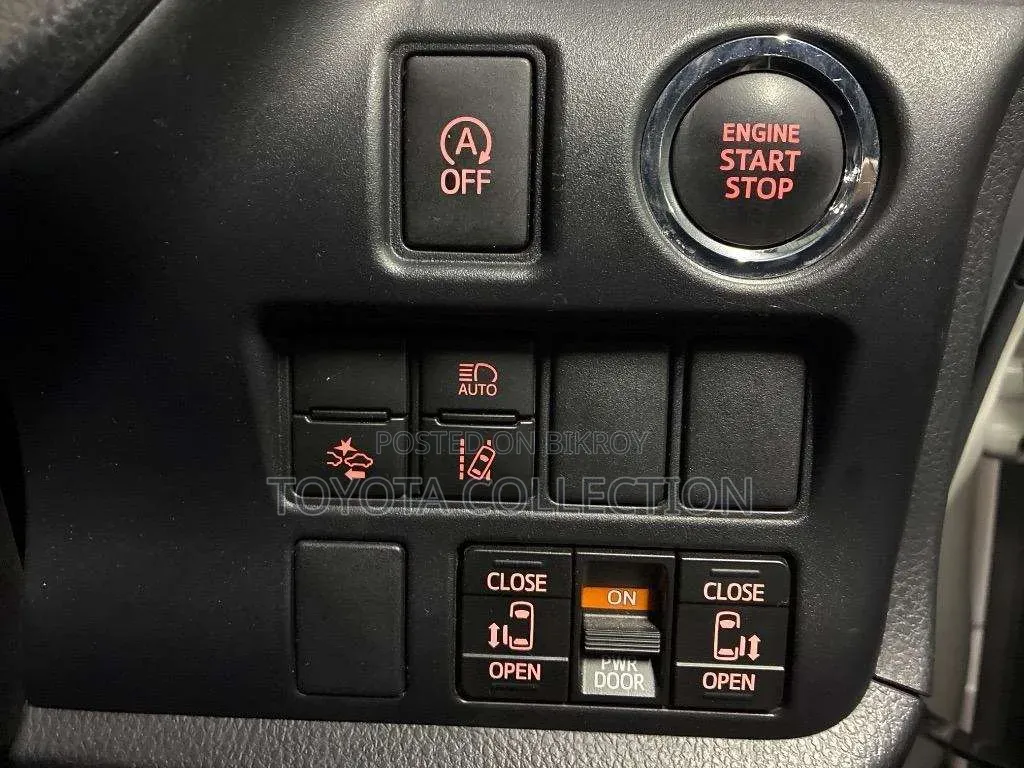 New Toyota Voxy 2021 Pearl