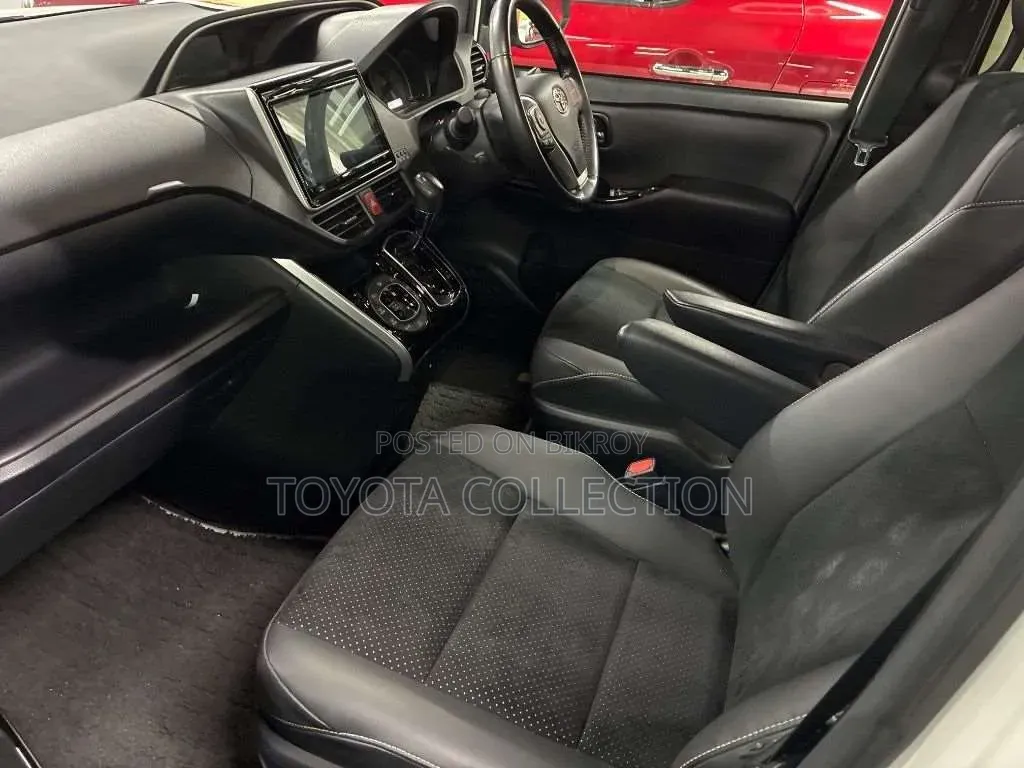 New Toyota Voxy 2021 Pearl