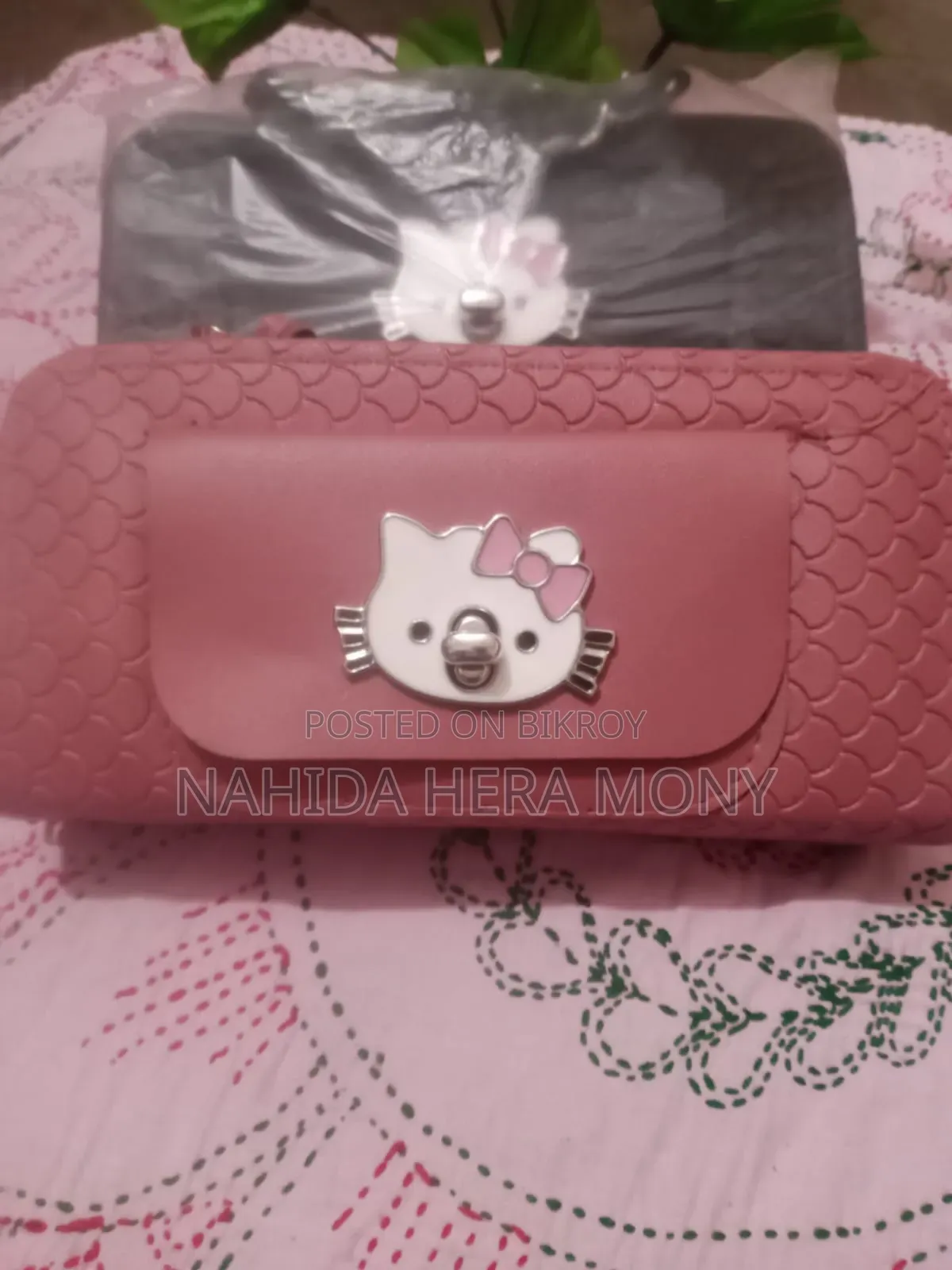 These bags are very beautiful and easy to carry, call if you want to buy