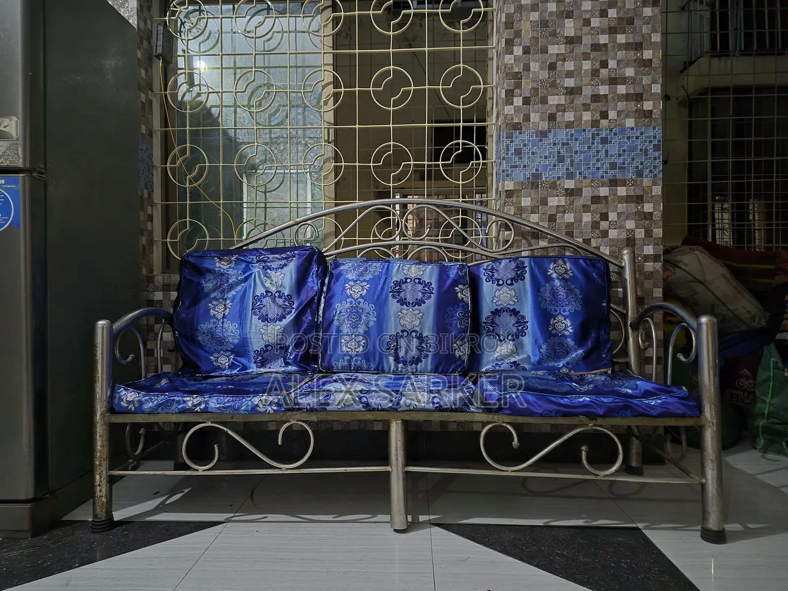 স্টিল সোফা