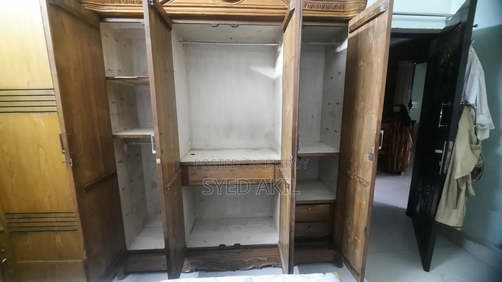 সেগুন কাঠের আলমারি