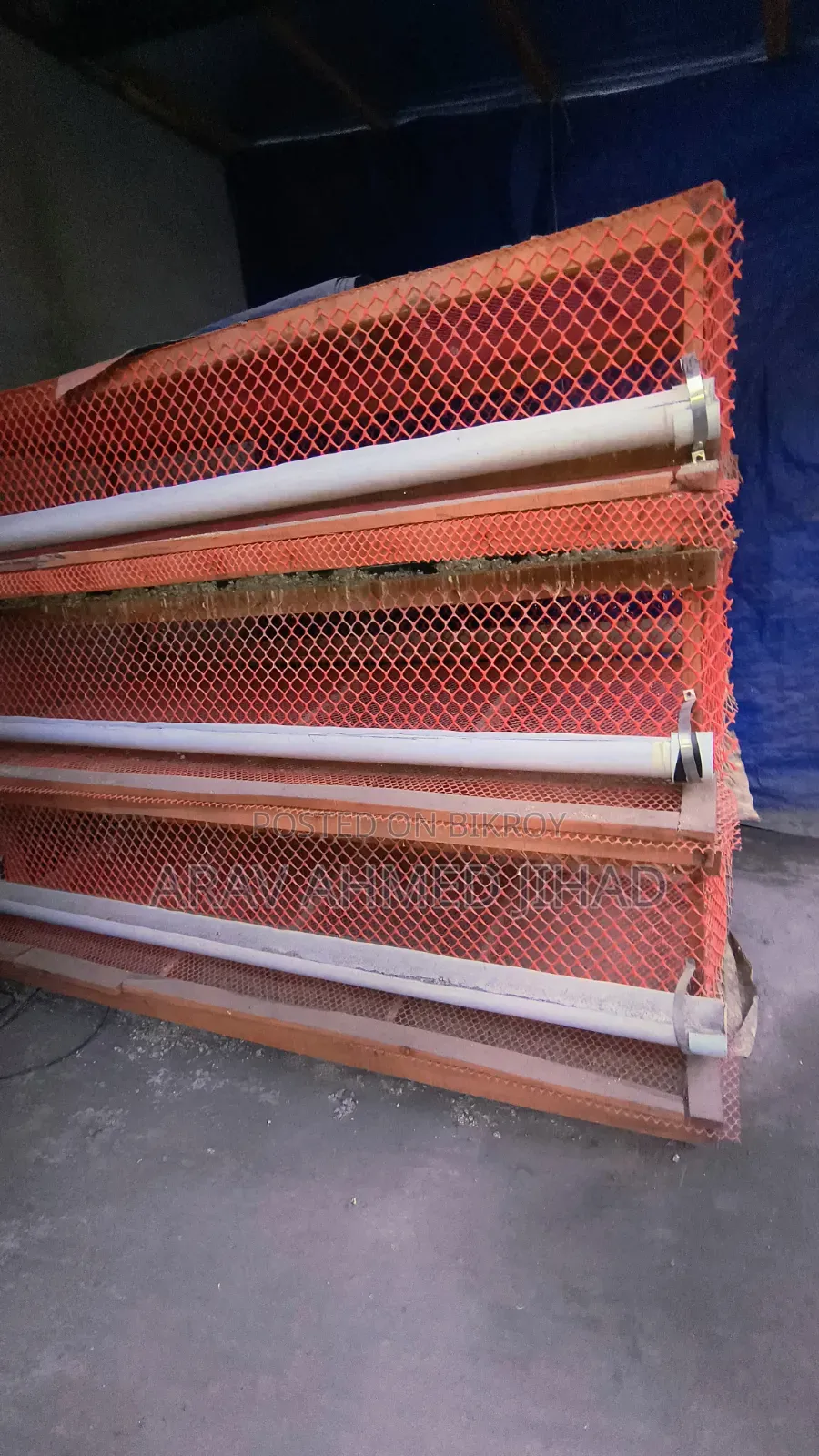 ৩০০ কোয়েল পাখি পালার খাঁচাটি বিক্রি করা হবে।