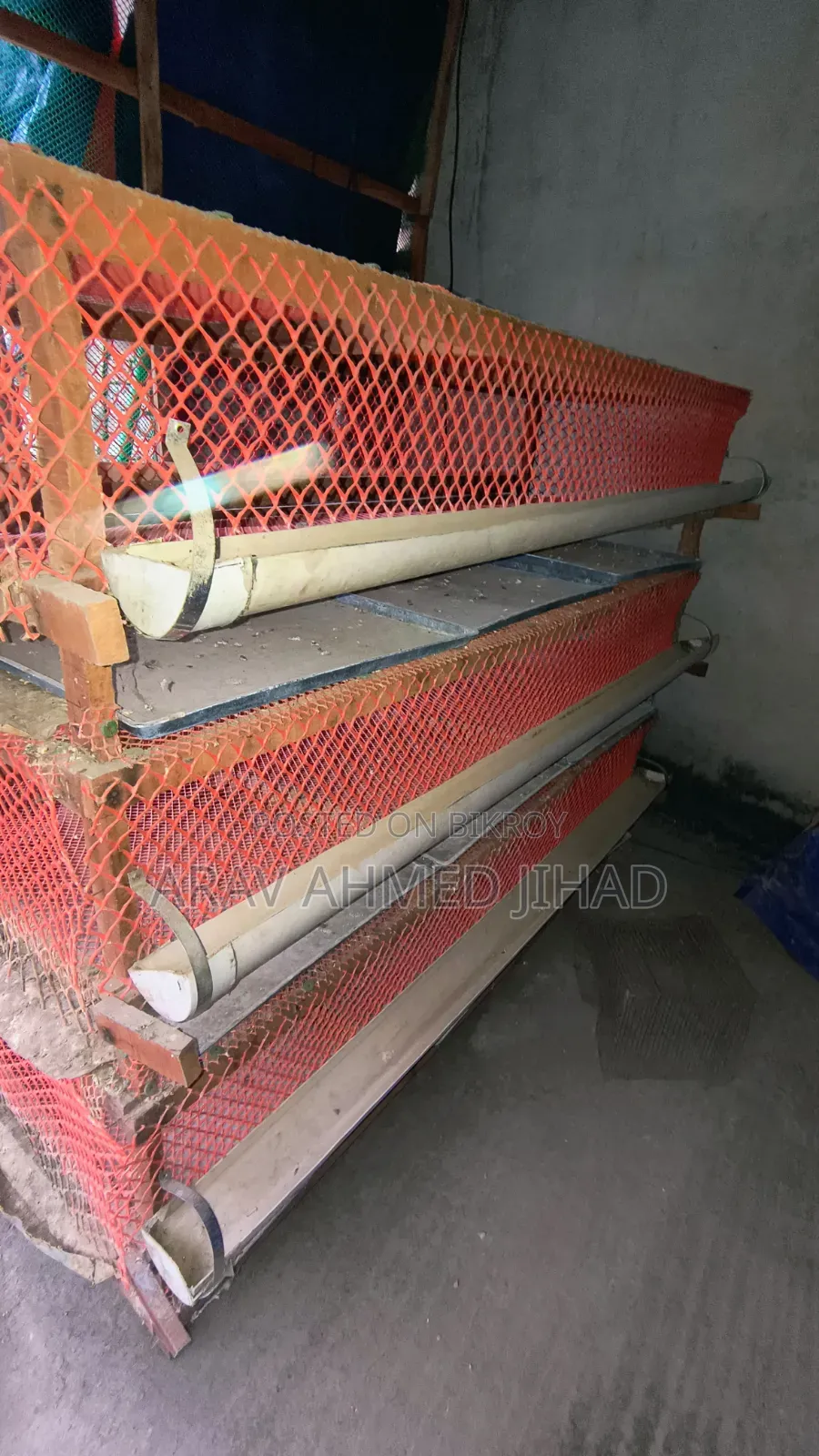 ৩০০ কোয়েল পাখি পালার খাঁচাটি বিক্রি করা হবে।