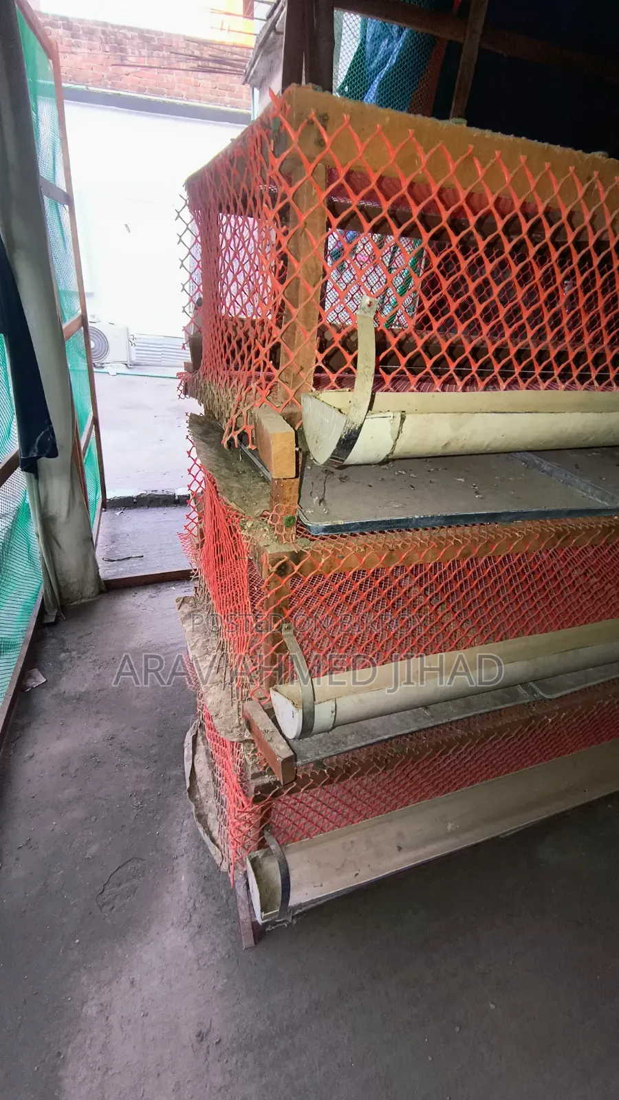 ৩০০ কোয়েল পাখি পালার খাঁচাটি বিক্রি করা হবে।