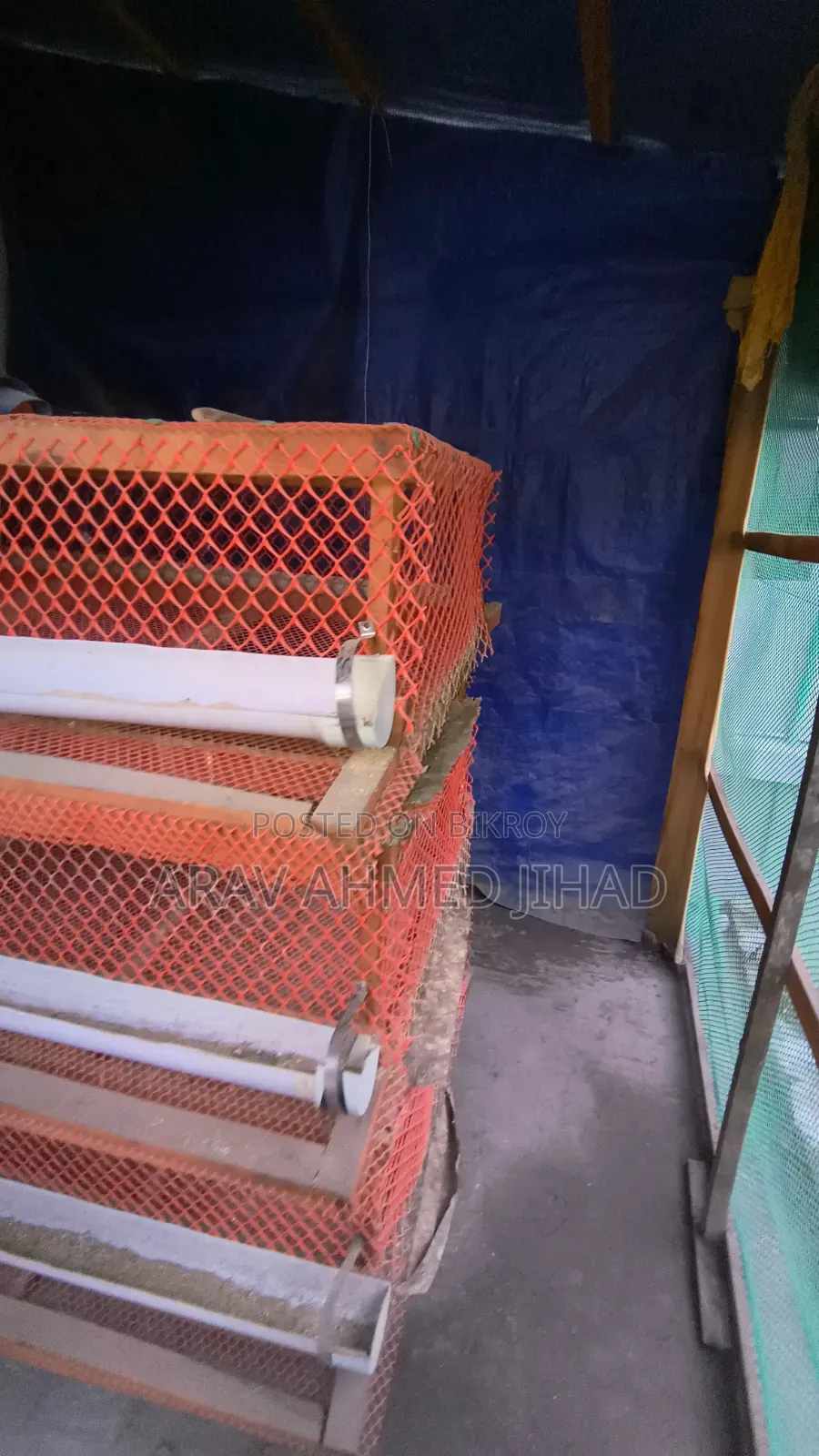 ৩০০ কোয়েল পাখি পালার খাঁচাটি বিক্রি করা হবে।