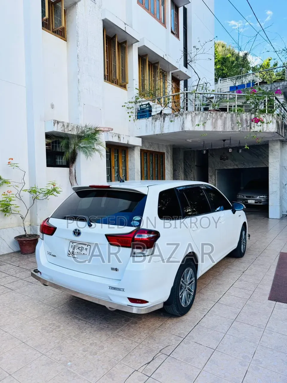 Toyota Corolla Fielder 1.5 Hybrid FWD 2017 White