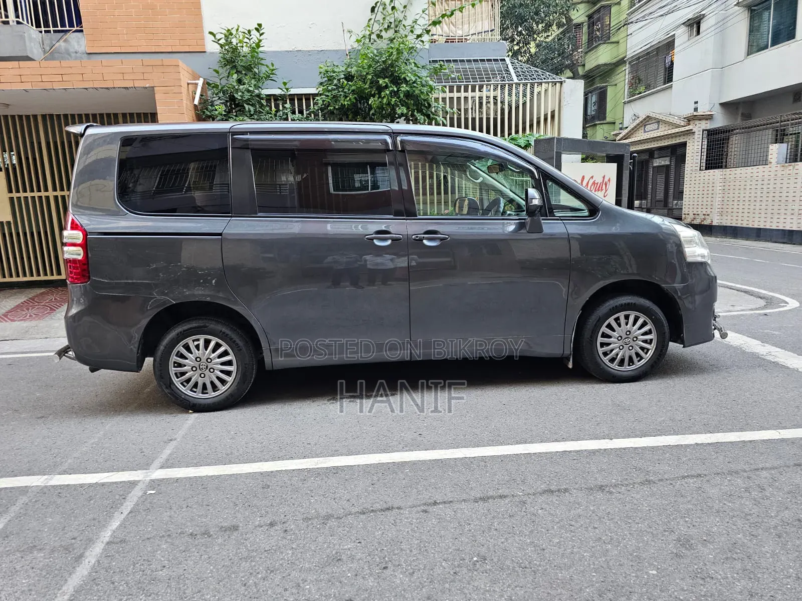 Toyota Noah 2013 Gray