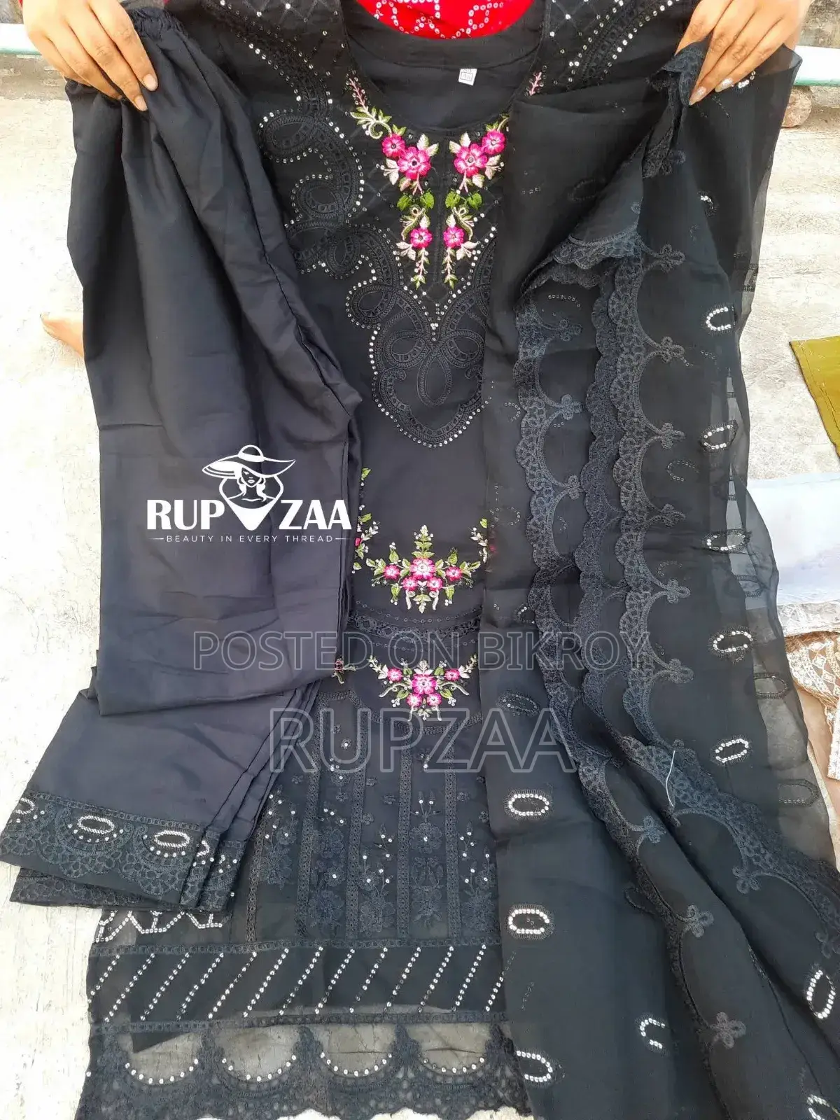 আকর্ষণীয় অরগেঞ্জা এমব্রয়ডারি থ্রি পিস