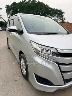 Toyota Noah 1.8 Front Wheel Drive Hybrid (7 seater) 2018 Silver