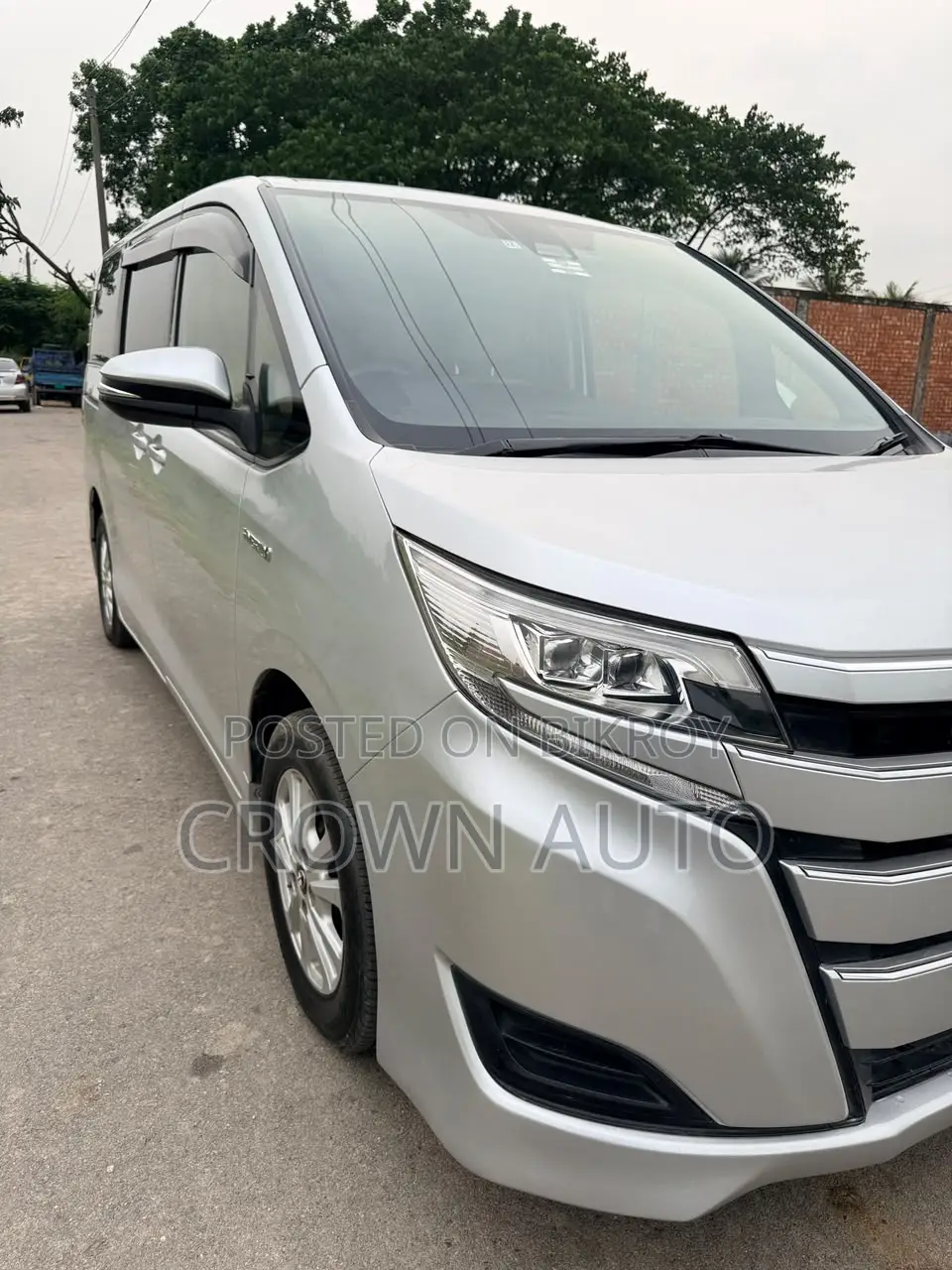 Toyota Noah 1.8 Front Wheel Drive Hybrid (7 seater) 2018 Silver