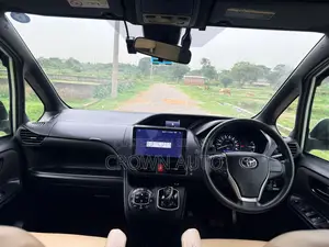 Toyota Noah 1.8 Front Wheel Drive Hybrid (7 seater) 2018 Silver