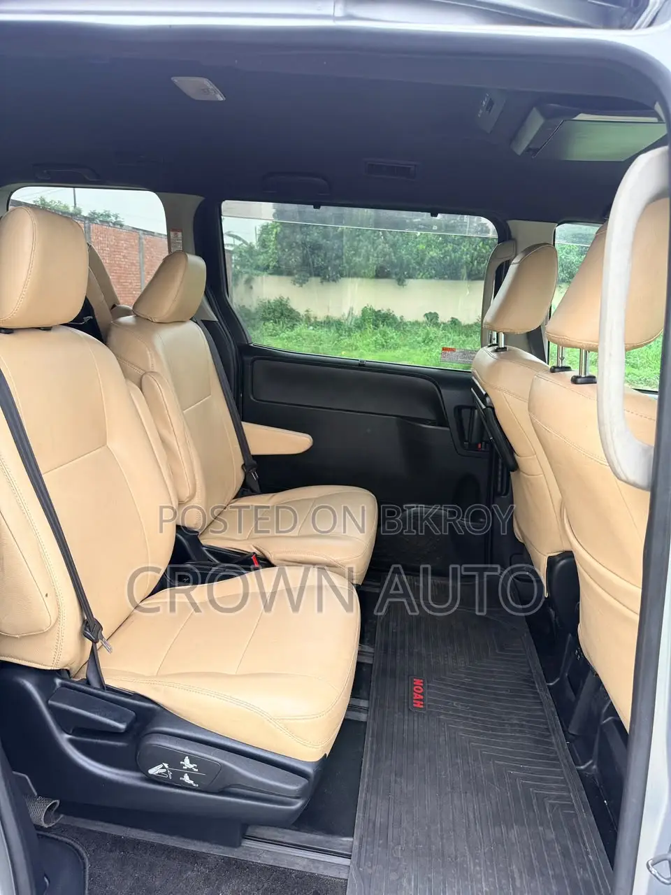 Toyota Noah 1.8 Front Wheel Drive Hybrid (7 seater) 2018 Silver